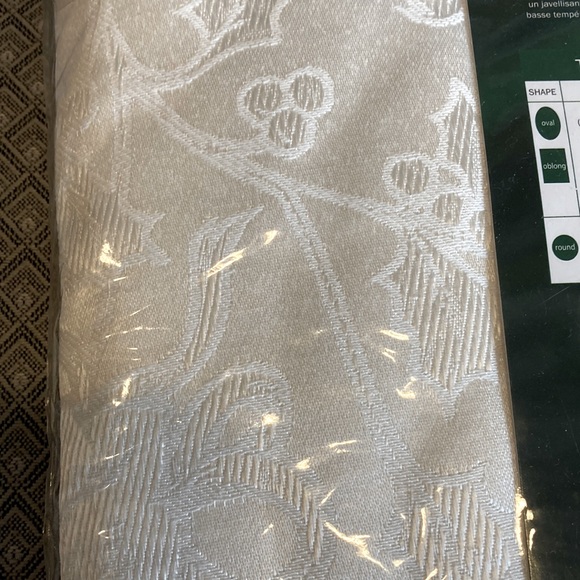 NEW UNOPENED “LINEN N THINGS”BRAND 70” X 104” OVAL SIZE POINSETTIA TABLECLOTH - Picture 4 of 4